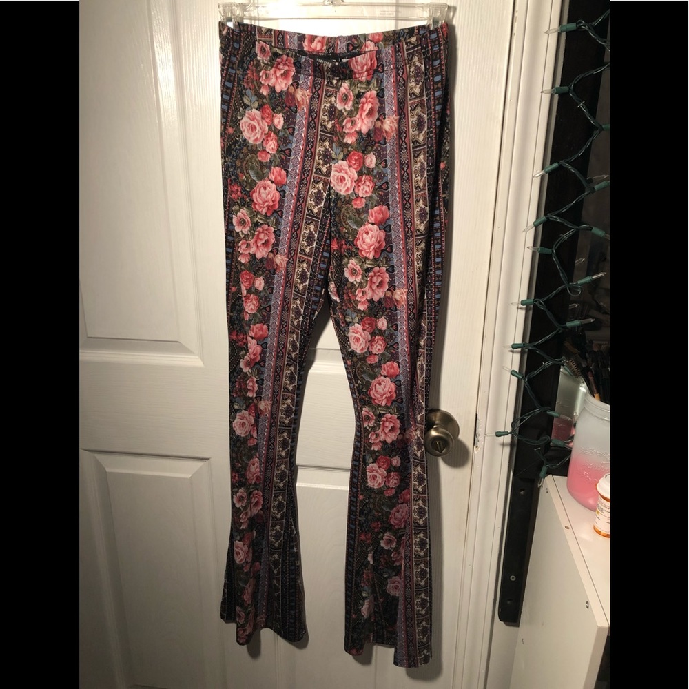 SMALL FOREVER 21 FLARED BOTTOMS